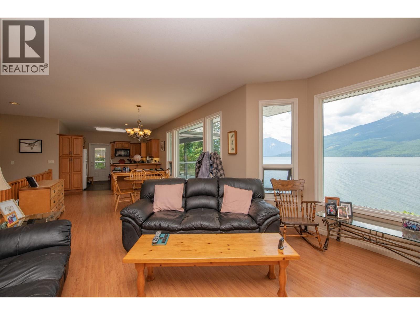 1710 6 Highway, Nakusp, BC - Indoor Photo Showing Living Room