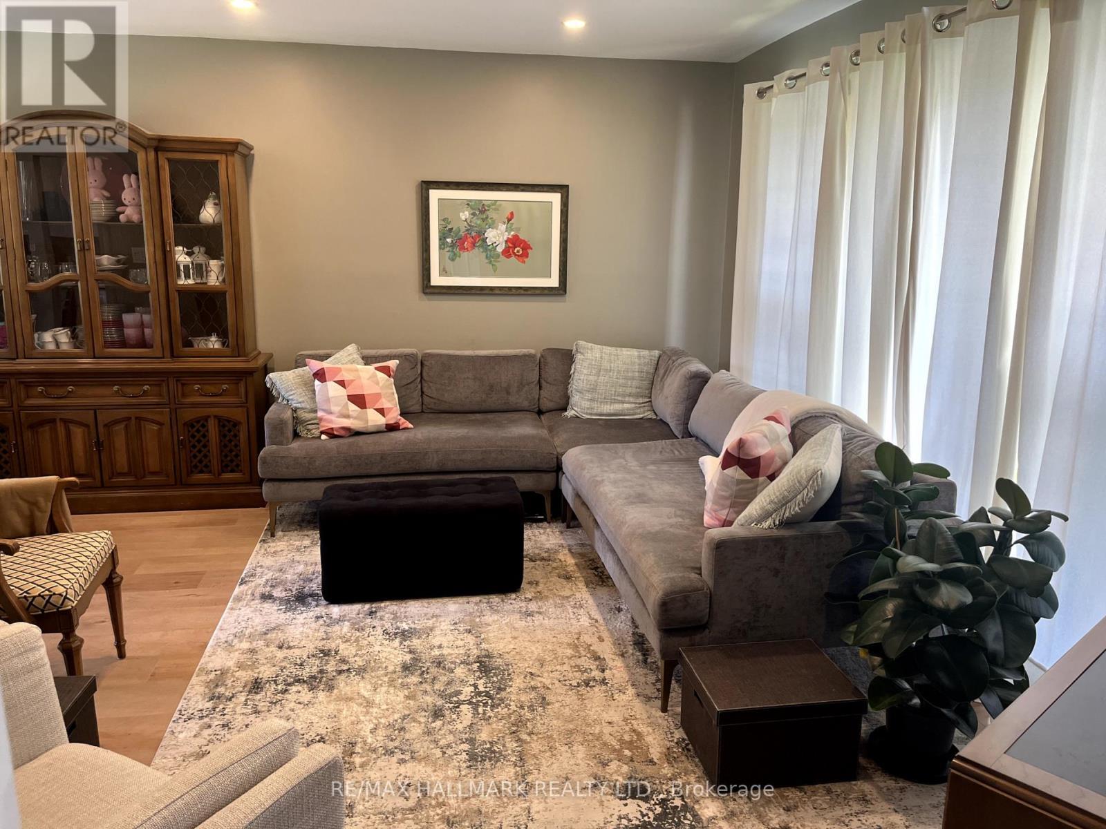 448 Loretta Crescent, Whitchurch-Stouffville, ON - Indoor Photo Showing Living Room