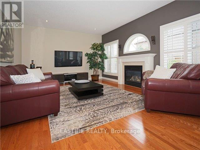 29 Wolfson Crescent, Richmond Hill, ON - Indoor Photo Showing Living Room With Fireplace