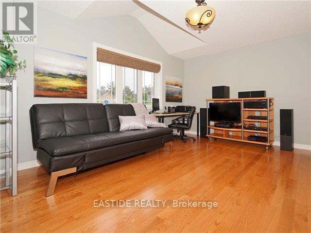 29 Wolfson Crescent, Richmond Hill, ON - Indoor Photo Showing Living Room