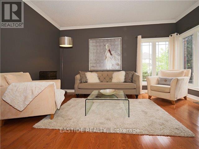 29 Wolfson Crescent, Richmond Hill, ON - Indoor Photo Showing Living Room