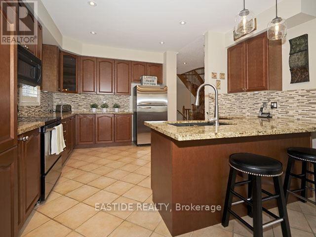 29 Wolfson Crescent, Richmond Hill, ON - Indoor Photo Showing Kitchen With Stainless Steel Kitchen With Upgraded Kitchen