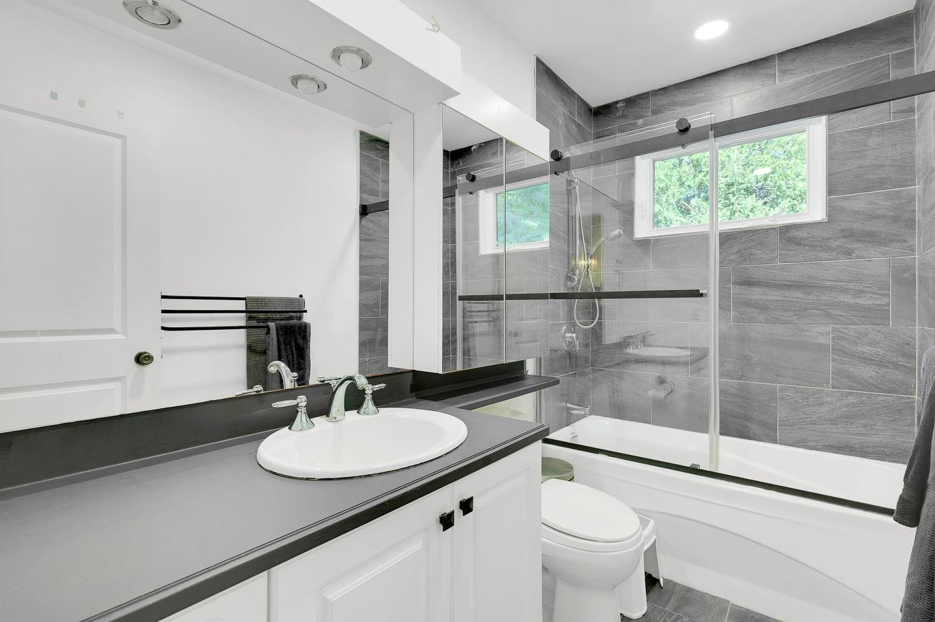 Bathroom - 690 Ch. Notre-Dame, Sainte-Adèle, QC - Indoor Photo Showing Bathroom