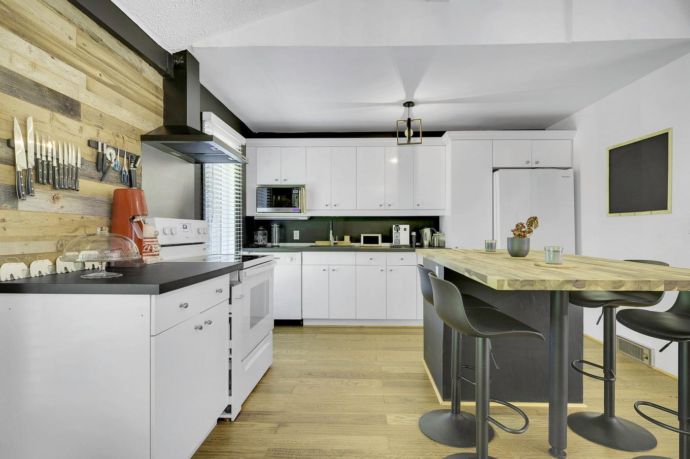 Kitchen - 690 Ch. Notre-Dame, Sainte-Adèle, QC - Indoor Photo Showing Kitchen