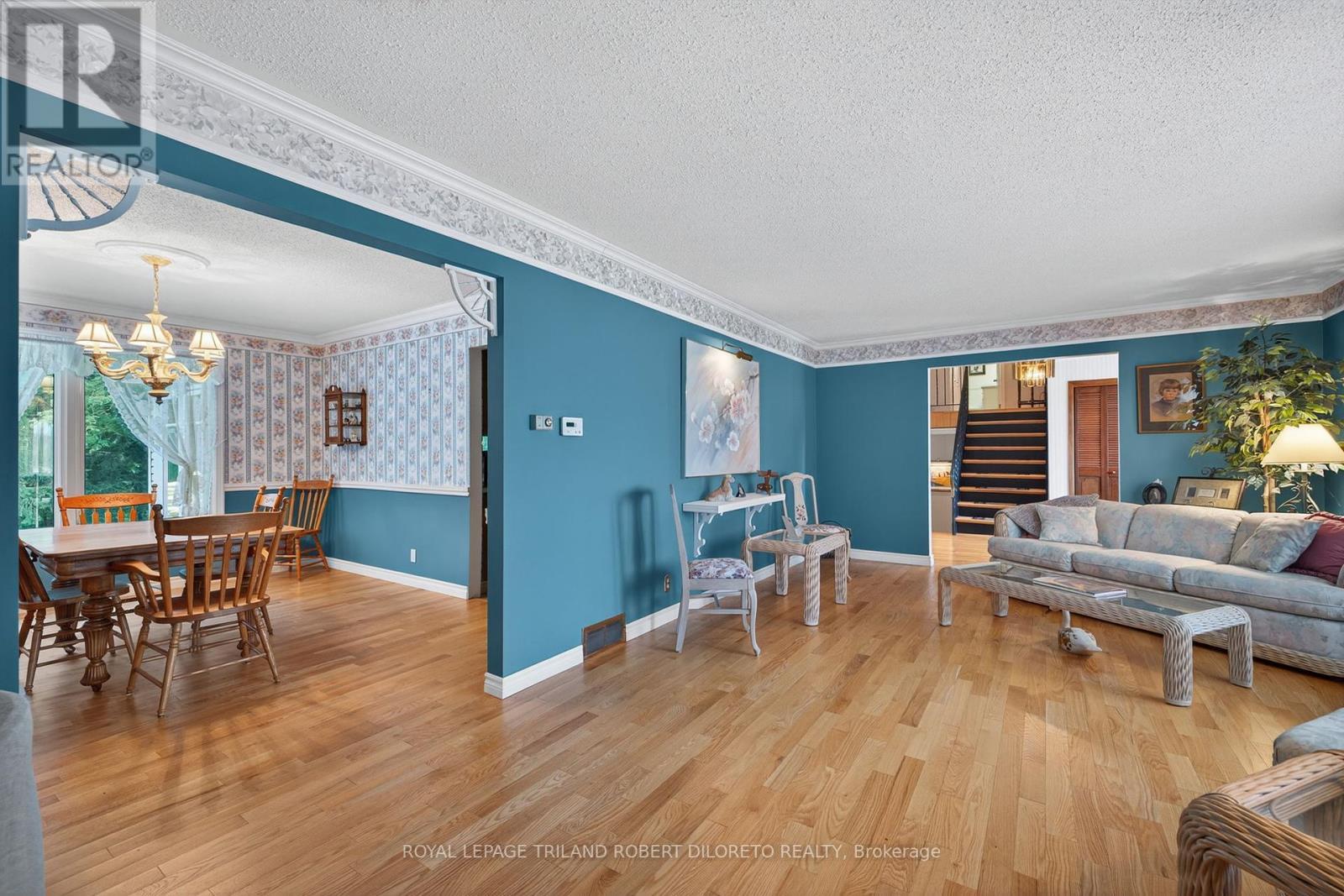 6186 Egremont Drive, Middlesex Centre, ON - Indoor Photo Showing Living Room