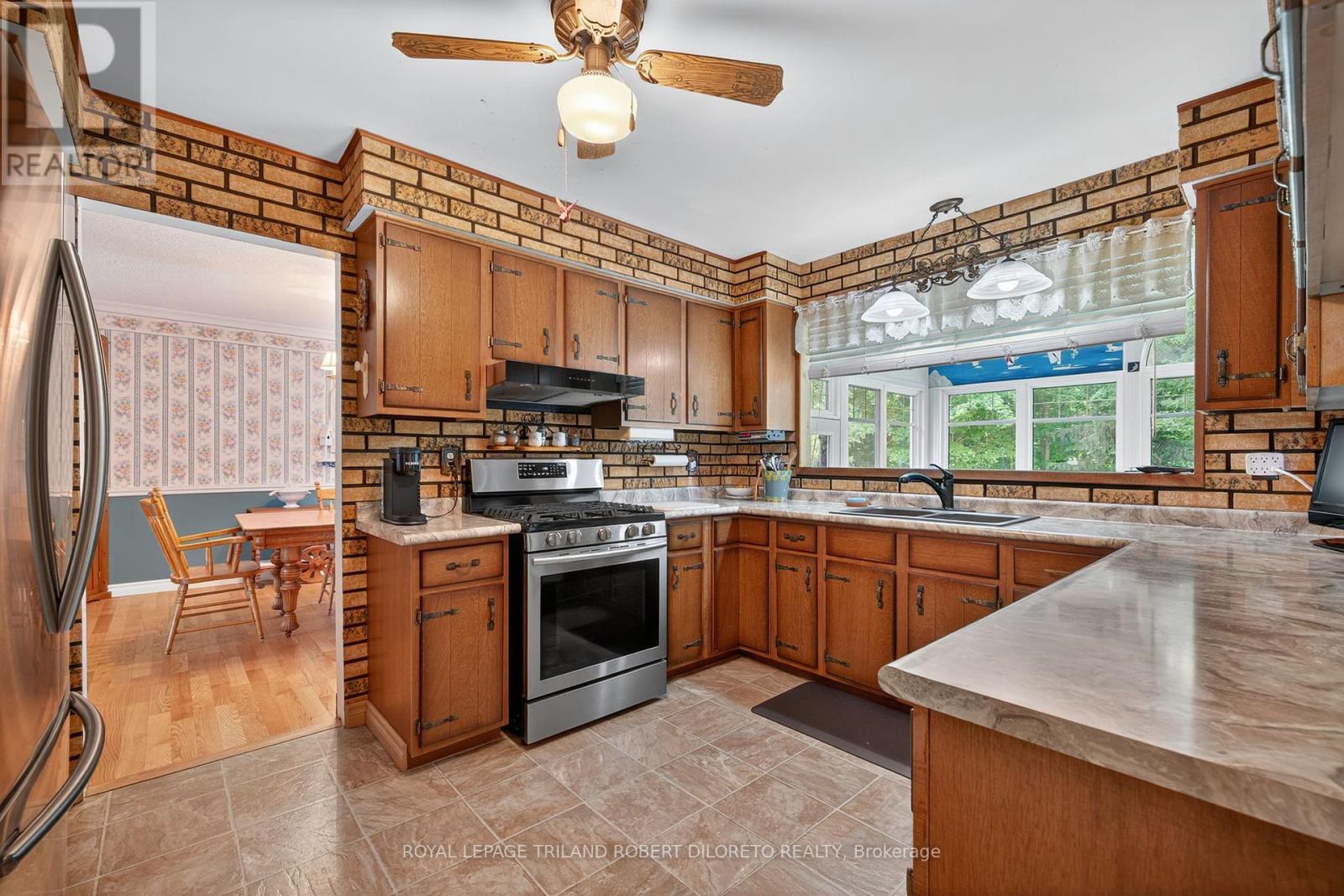 6186 Egremont Drive, Middlesex Centre, ON - Indoor Photo Showing Kitchen
