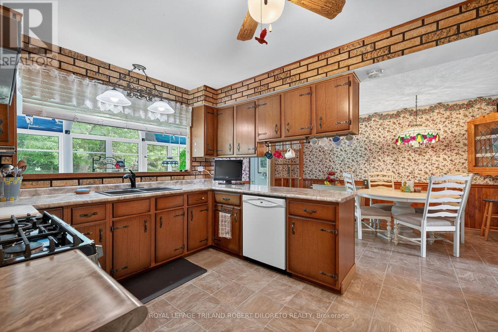 6186 Egremont Drive, Middlesex Centre, ON - Indoor Photo Showing Kitchen With Double Sink