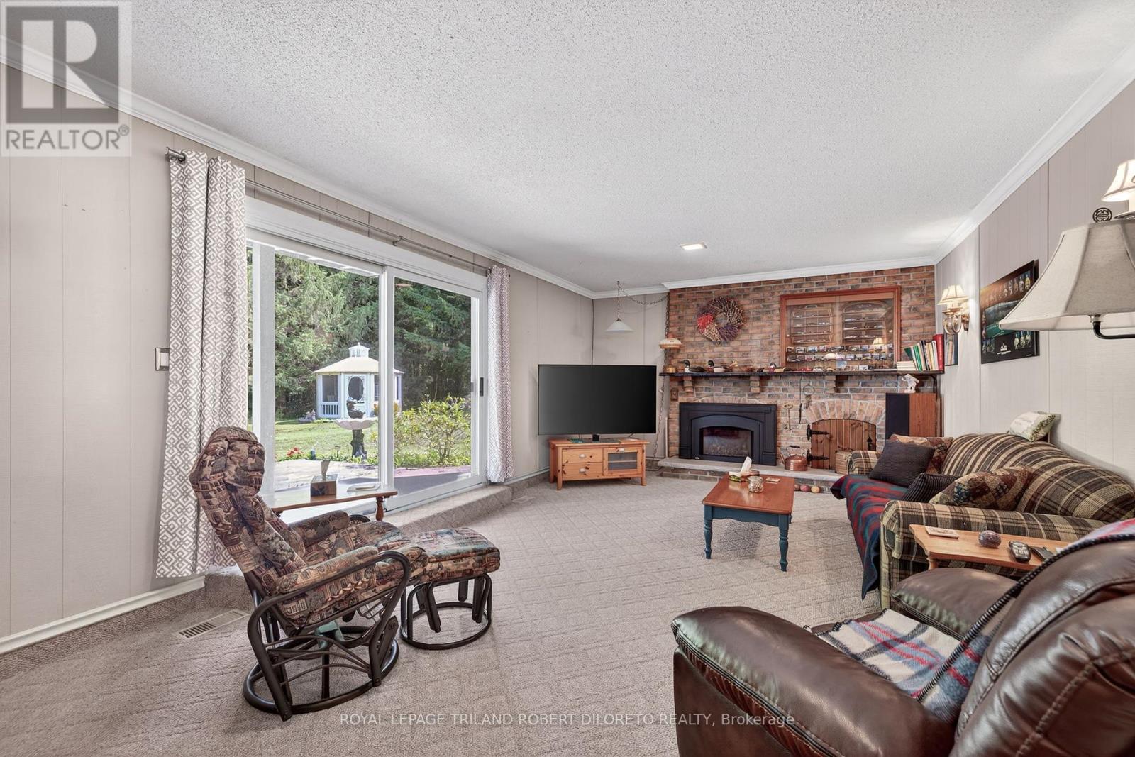 6186 Egremont Drive, Middlesex Centre, ON - Indoor Photo Showing Living Room With Fireplace