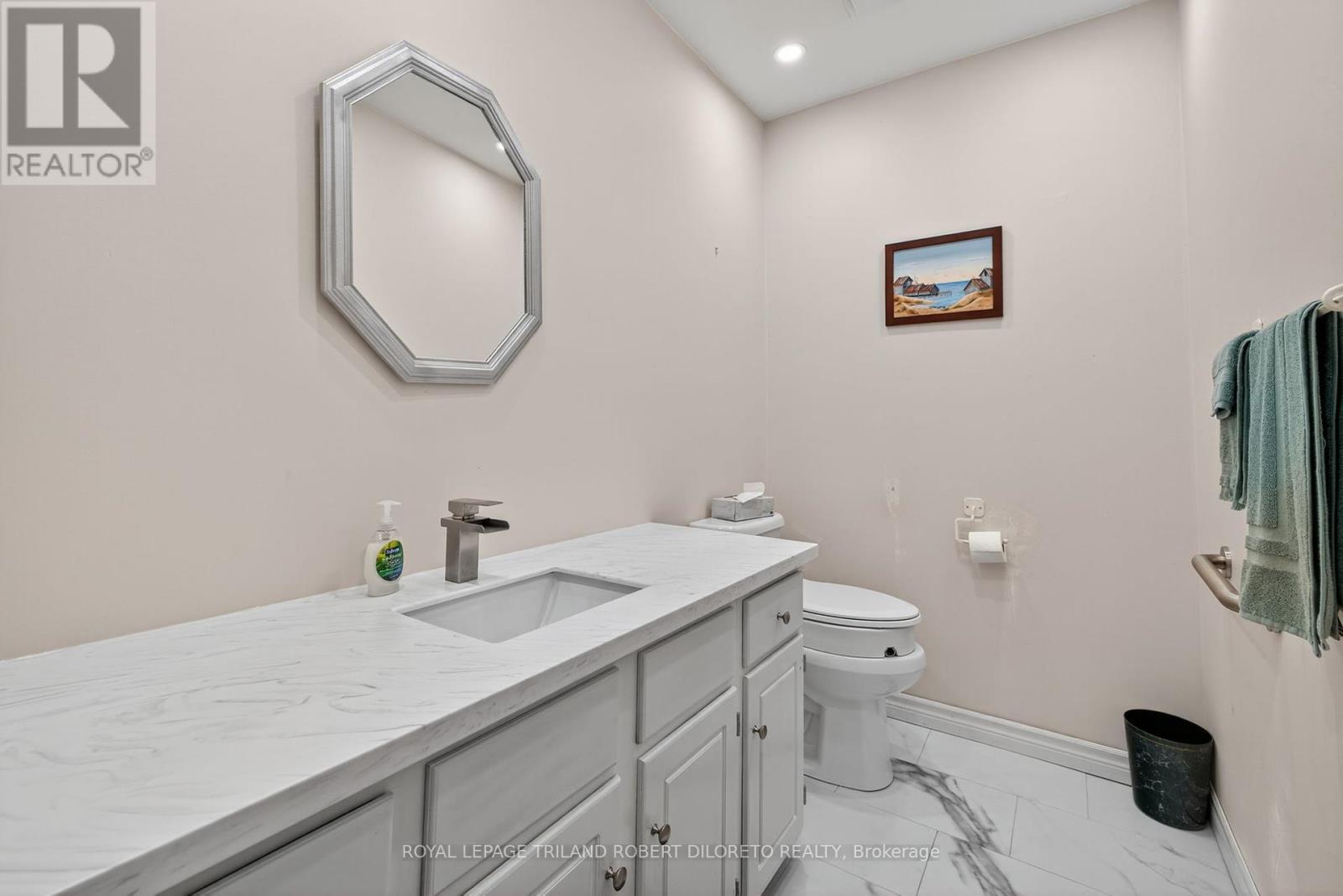 6186 Egremont Drive, Middlesex Centre, ON - Indoor Photo Showing Bathroom
