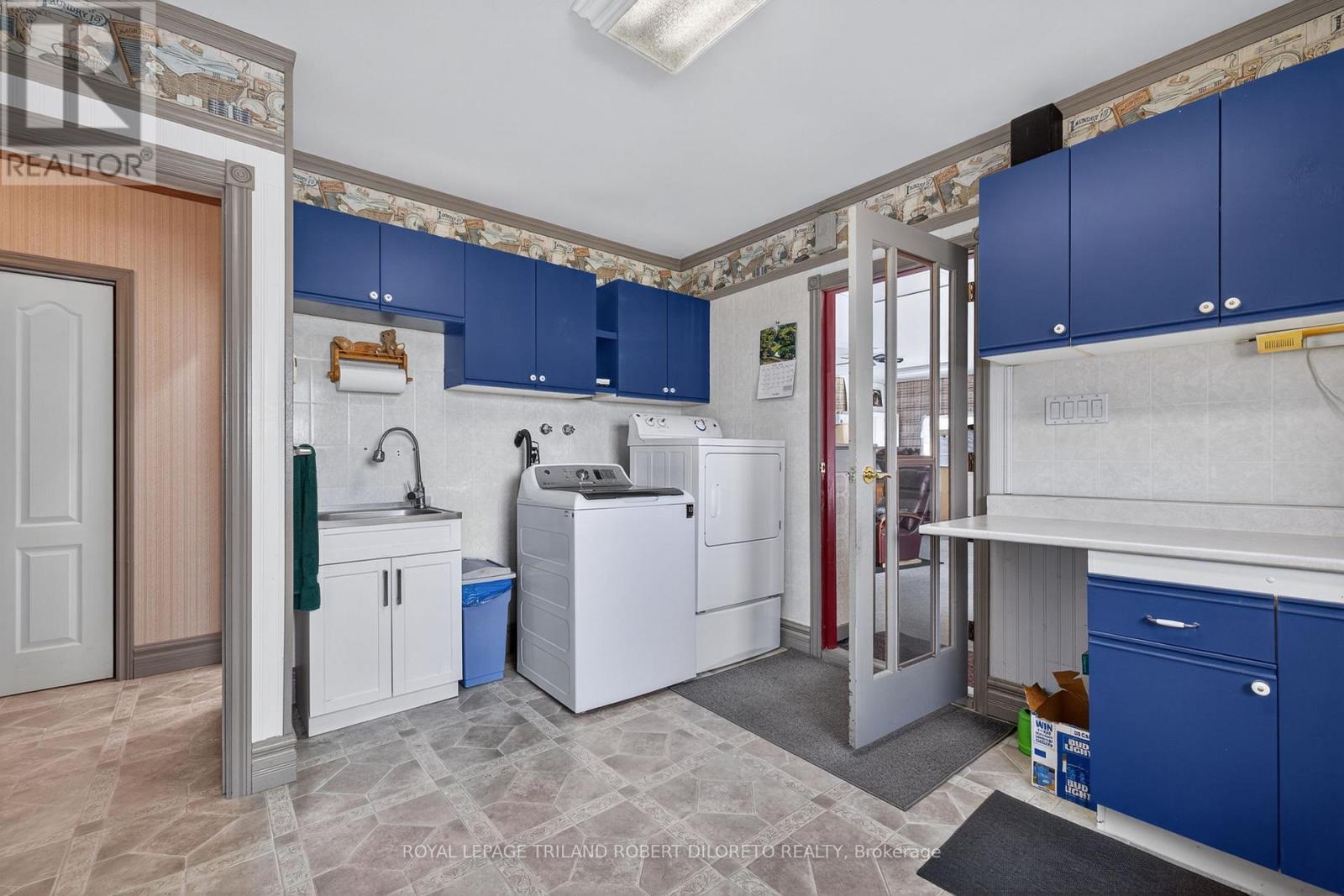 6186 Egremont Drive, Middlesex Centre, ON - Indoor Photo Showing Laundry Room