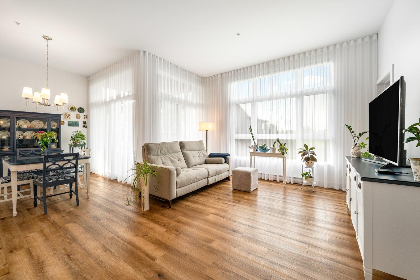Living room - 404-191 Rue De Langloiserie, Rosemère, QC - Indoor Photo Showing Other Room