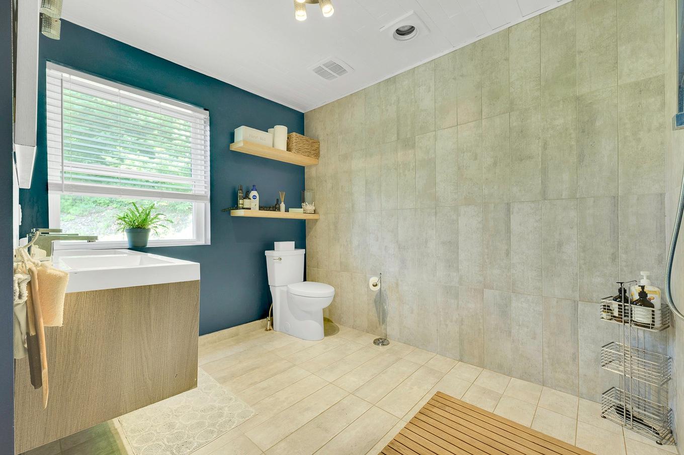 Bathroom - 1515 Rue De La Vallée, Sainte-Adèle, QC - Indoor Photo Showing Bathroom