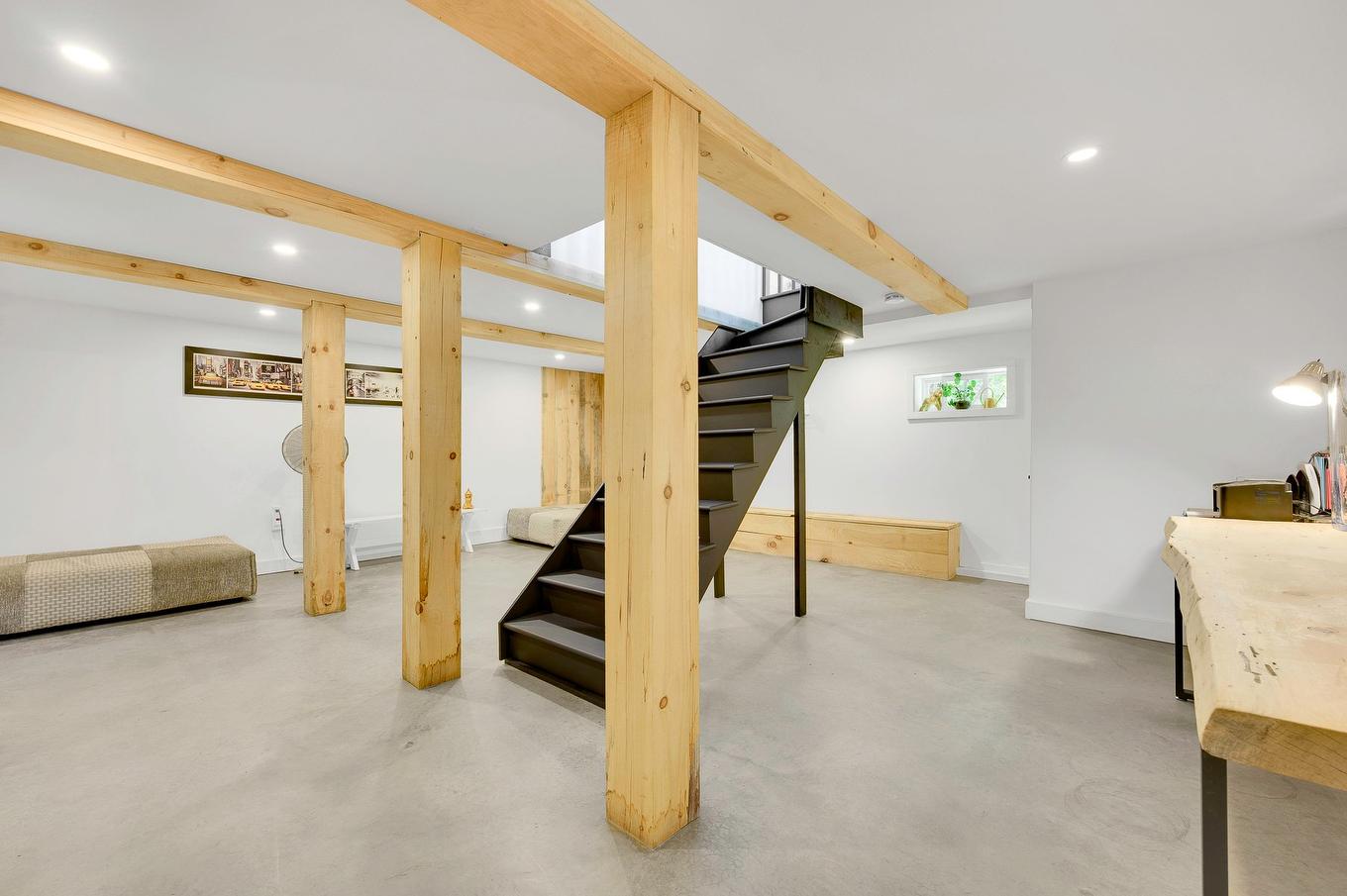 Staircase - 1515 Rue De La Vallée, Sainte-Adèle, QC - Indoor Photo Showing Basement