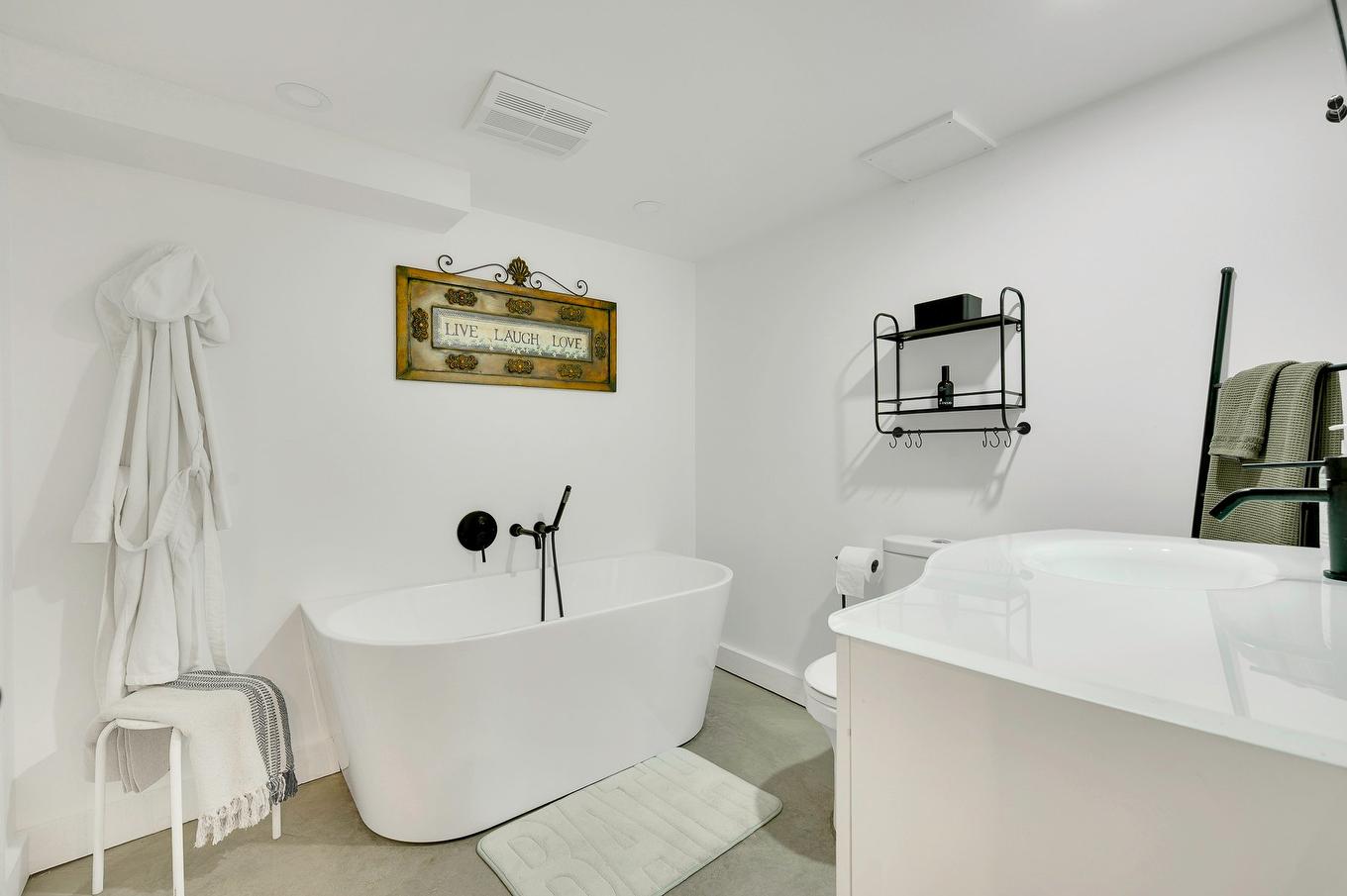 Bathroom - 1515 Rue De La Vallée, Sainte-Adèle, QC - Indoor Photo Showing Bathroom