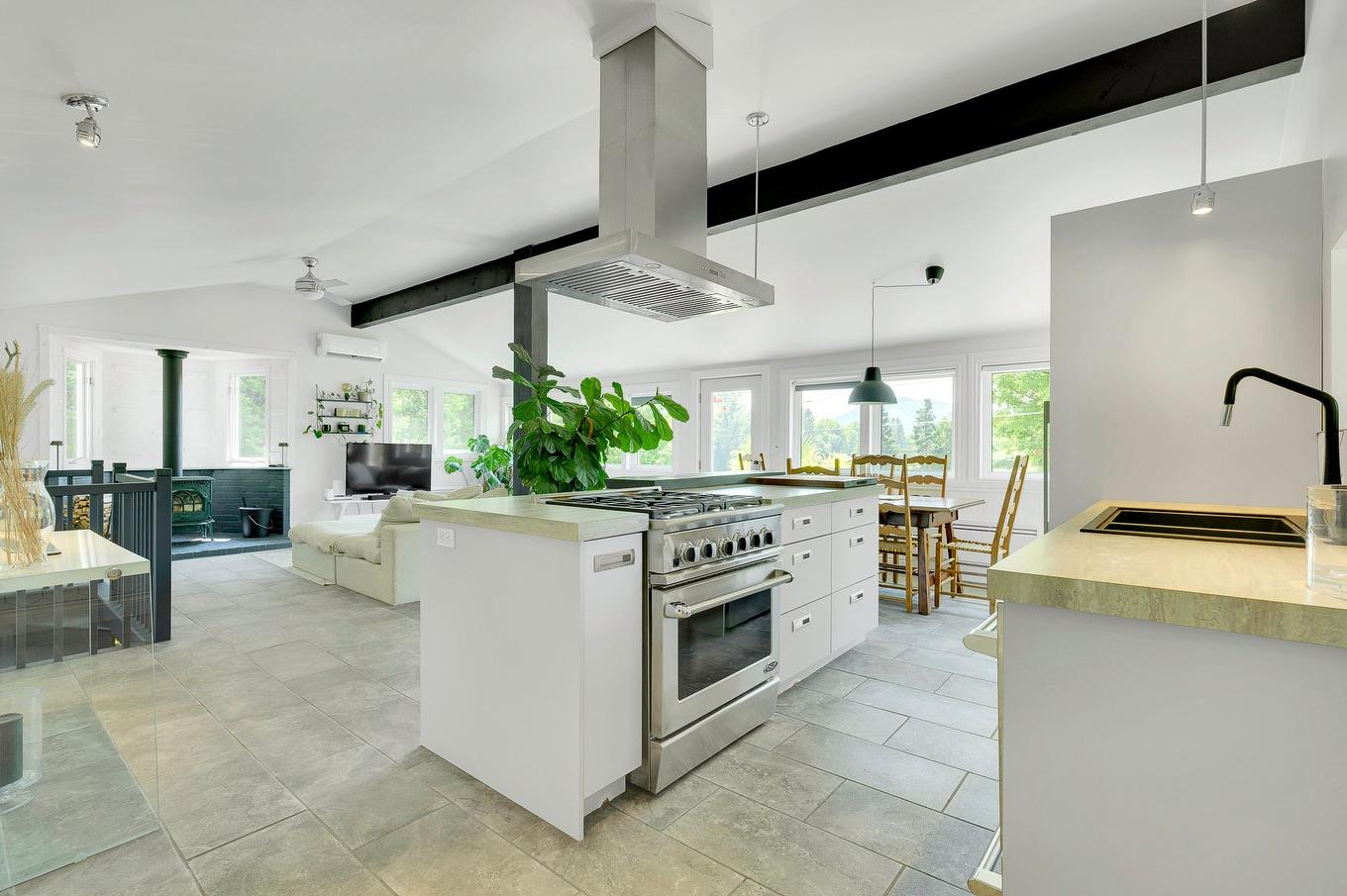 Overall view - 1515 Rue De La Vallée, Sainte-Adèle, QC - Indoor Photo Showing Kitchen