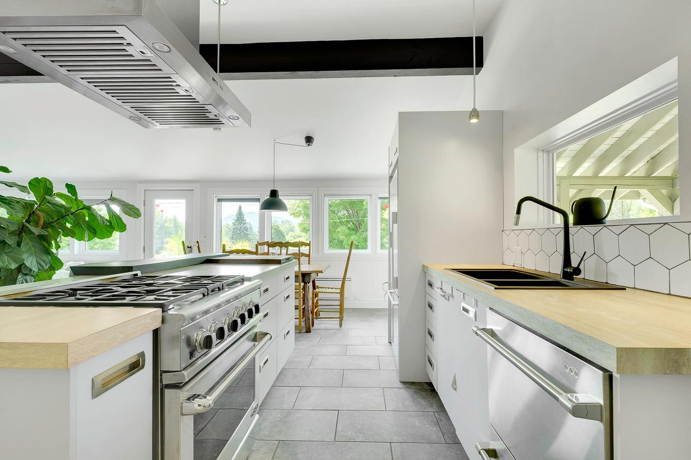 Kitchen - 1515 Rue De La Vallée, Sainte-Adèle, QC - Indoor Photo Showing Kitchen With Upgraded Kitchen