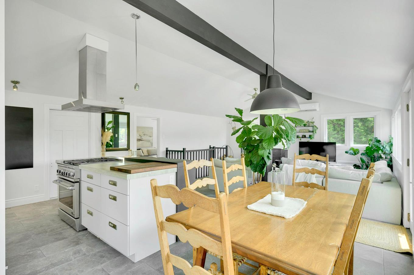 Overall view - 1515 Rue De La Vallée, Sainte-Adèle, QC - Indoor Photo Showing Dining Room
