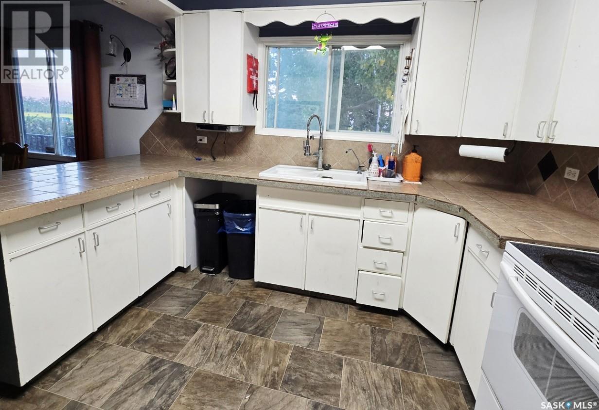 324 Norreys Street, Drake, SK - Indoor Photo Showing Kitchen
