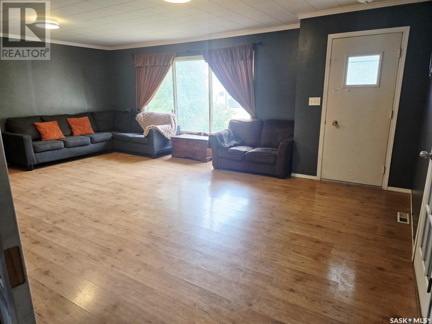 324 Norreys Street, Drake, SK - Indoor Photo Showing Living Room