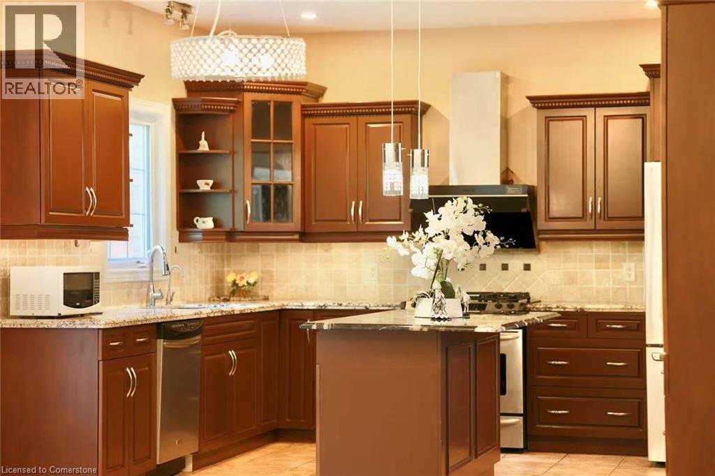 872 Creekside Drive, Waterloo, ON - Indoor Photo Showing Kitchen With Upgraded Kitchen