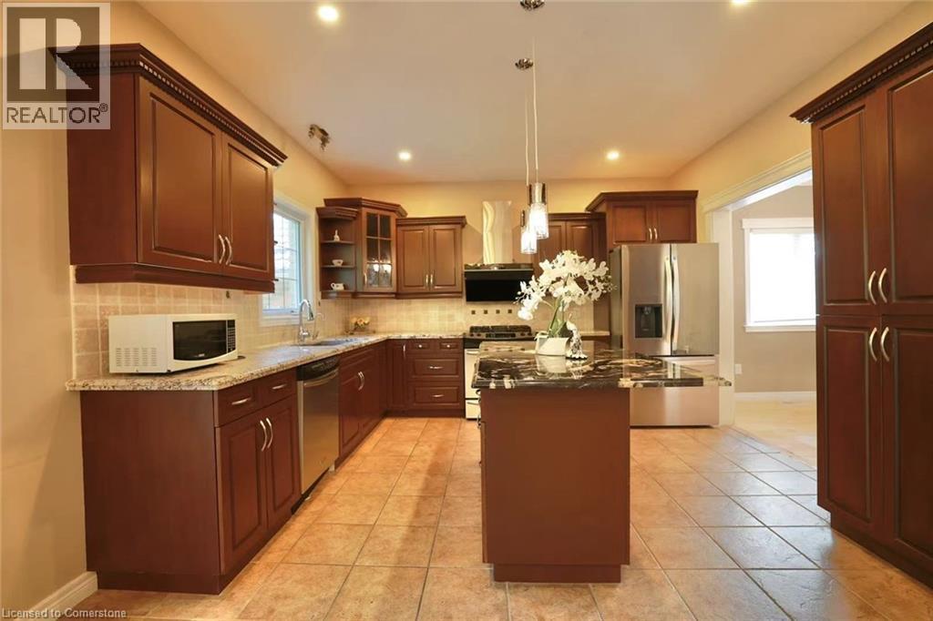872 Creekside Drive, Waterloo, ON - Indoor Photo Showing Kitchen