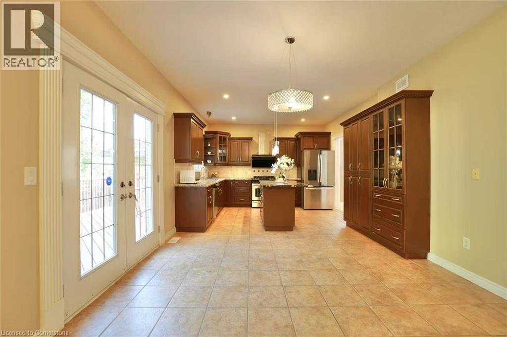 872 Creekside Drive, Waterloo, ON - Indoor Photo Showing Kitchen