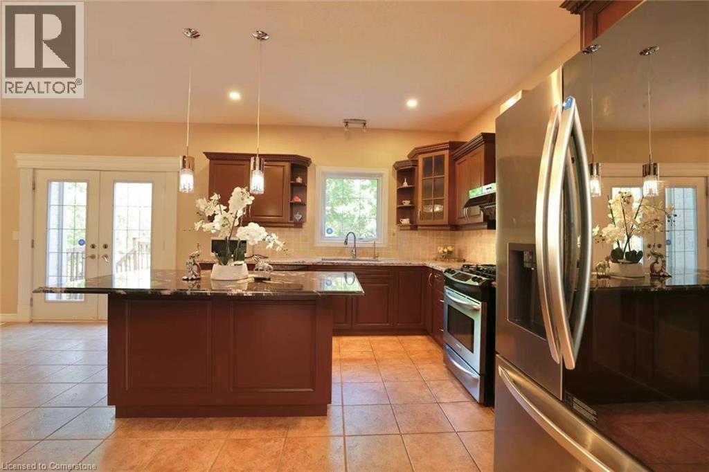 872 Creekside Drive, Waterloo, ON - Indoor Photo Showing Kitchen With Upgraded Kitchen