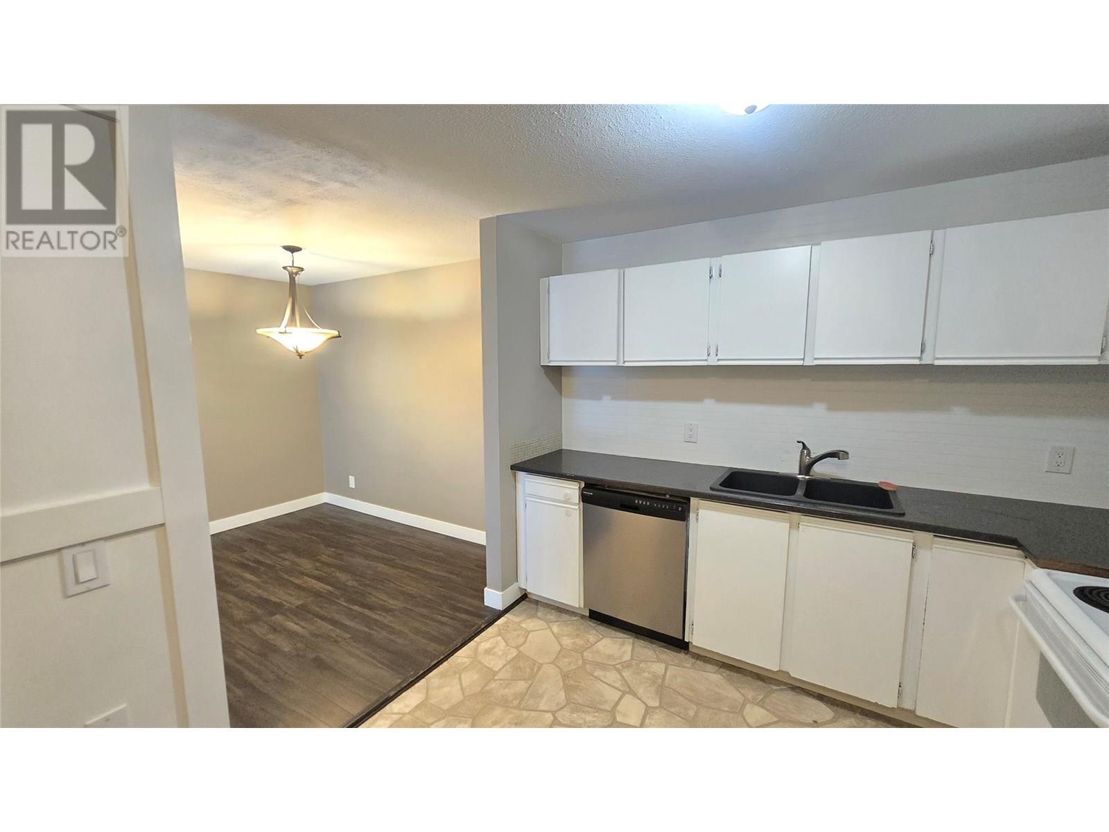 44 Whiteshield S Crescent Unit# 211, Kamloops, BC - Indoor Photo Showing Kitchen