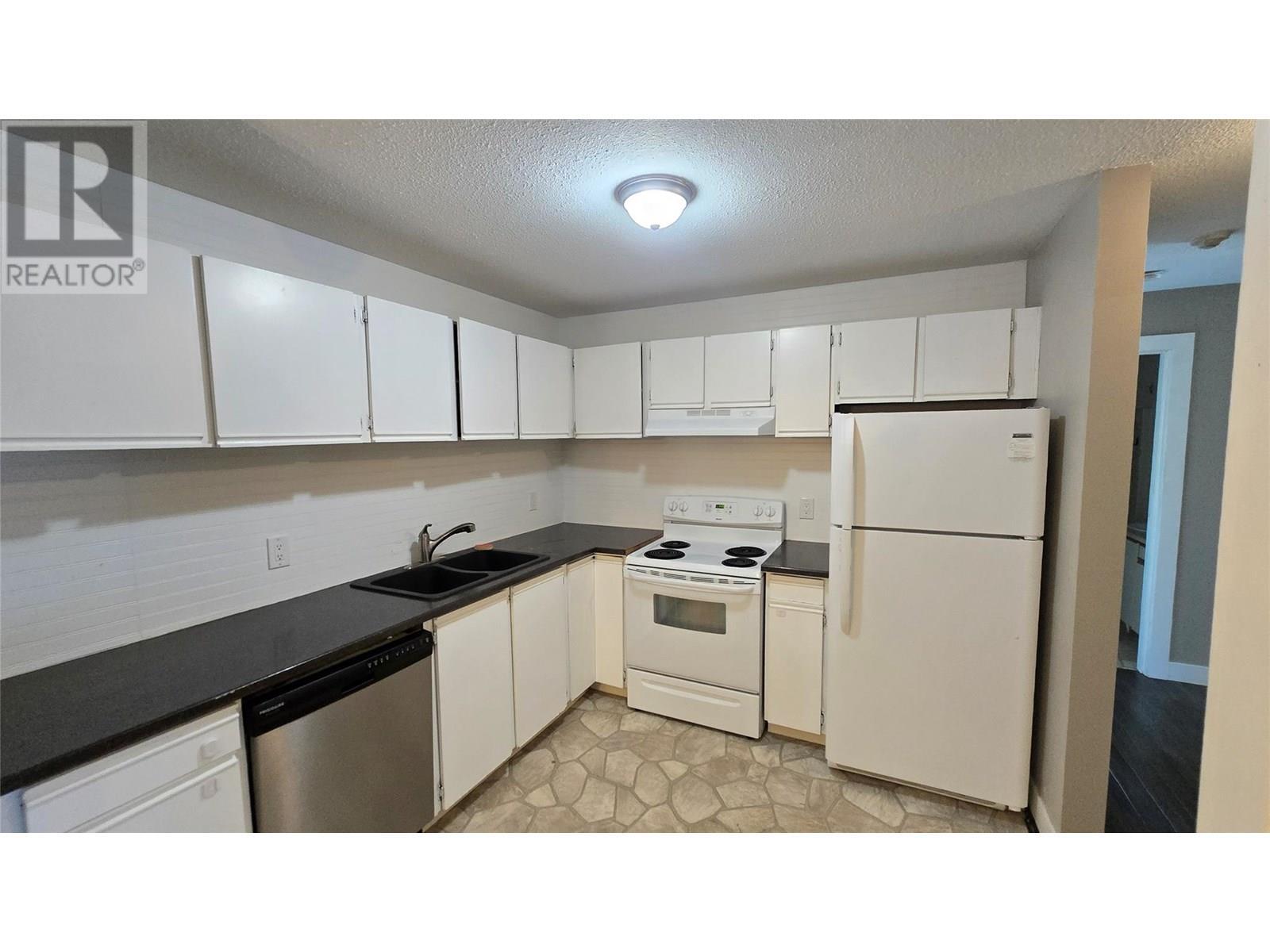44 Whiteshield S Crescent Unit# 211, Kamloops, BC - Indoor Photo Showing Kitchen With Double Sink