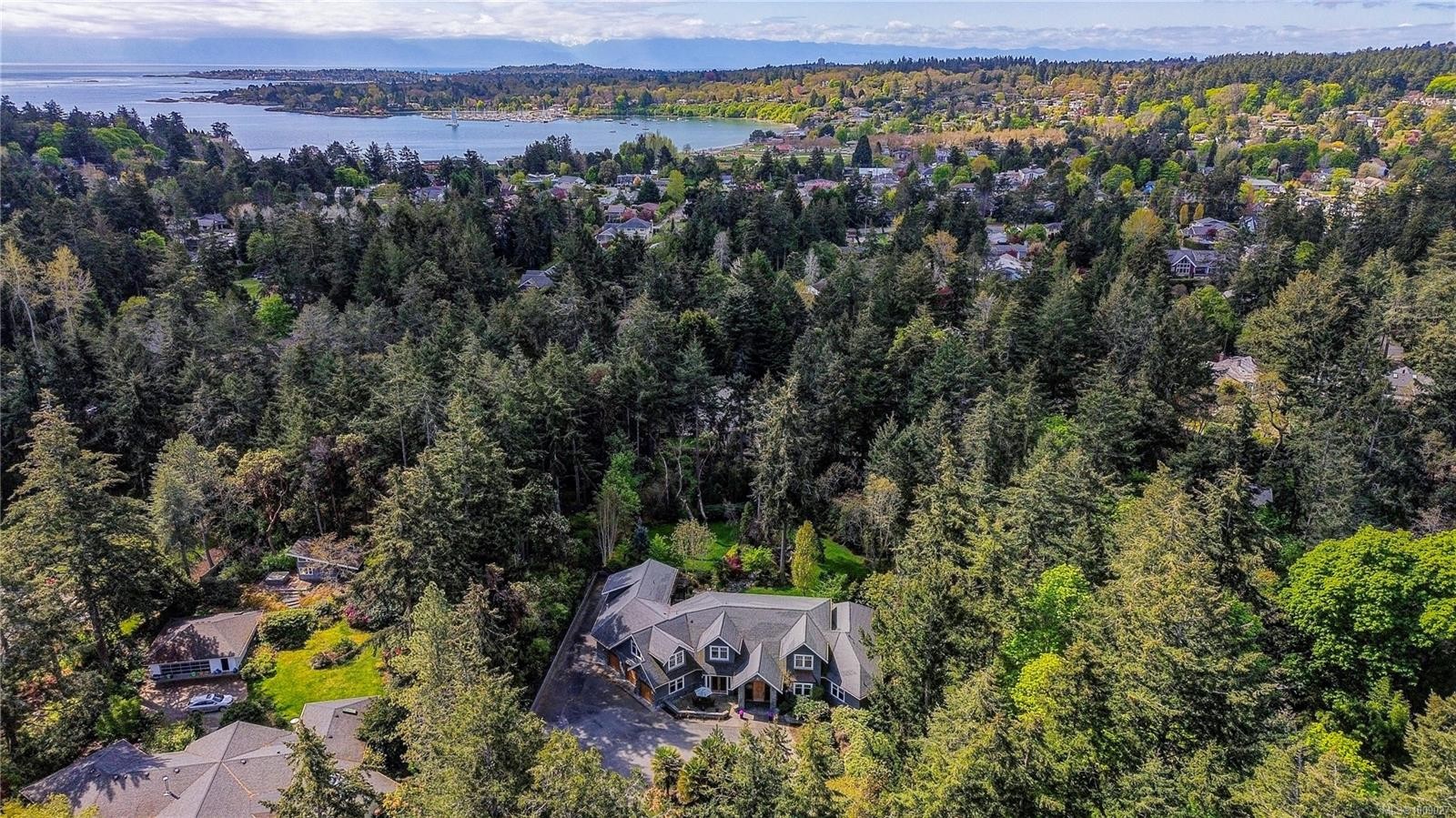 2615 Queenswood Dr, Saanich, BC