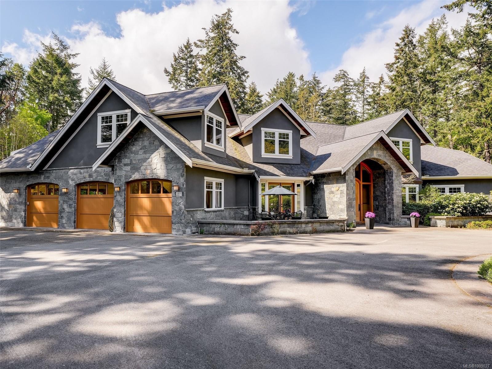 2615 Queenswood Dr, Saanich, BC