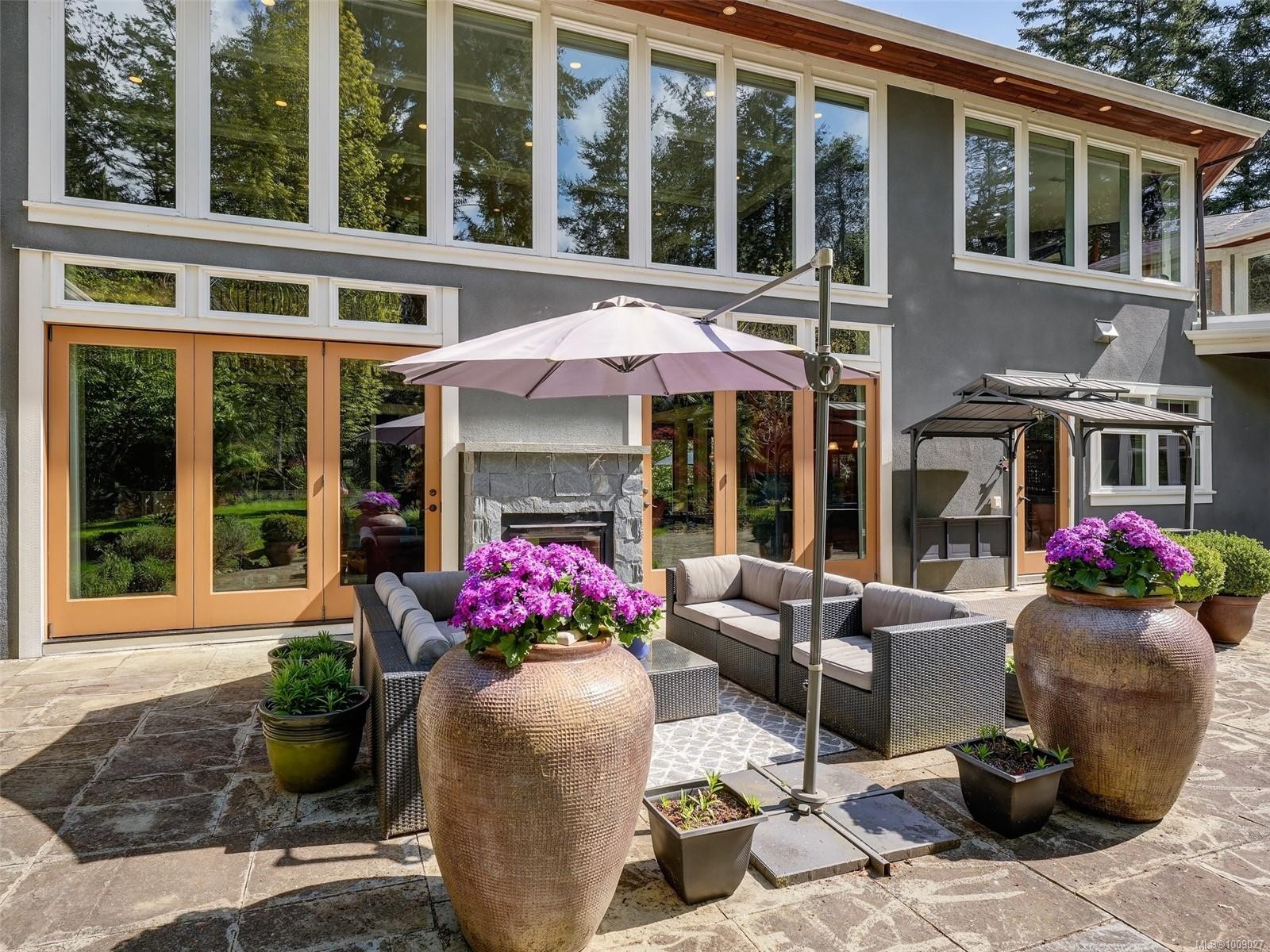 2615 Queenswood Dr, Saanich, BC