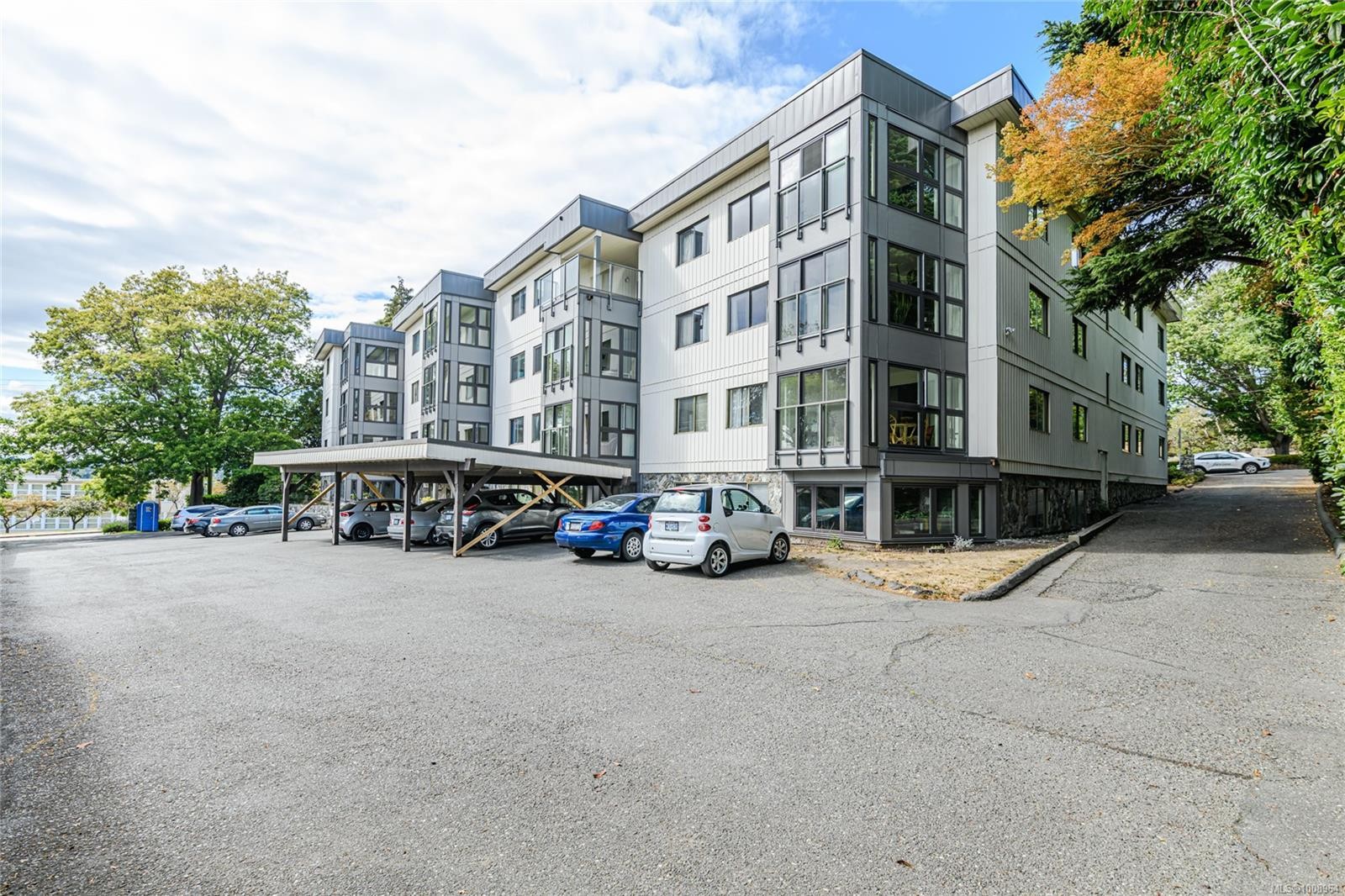 201-1875 Lansdowne Rd, Saanich, BC - Outdoor