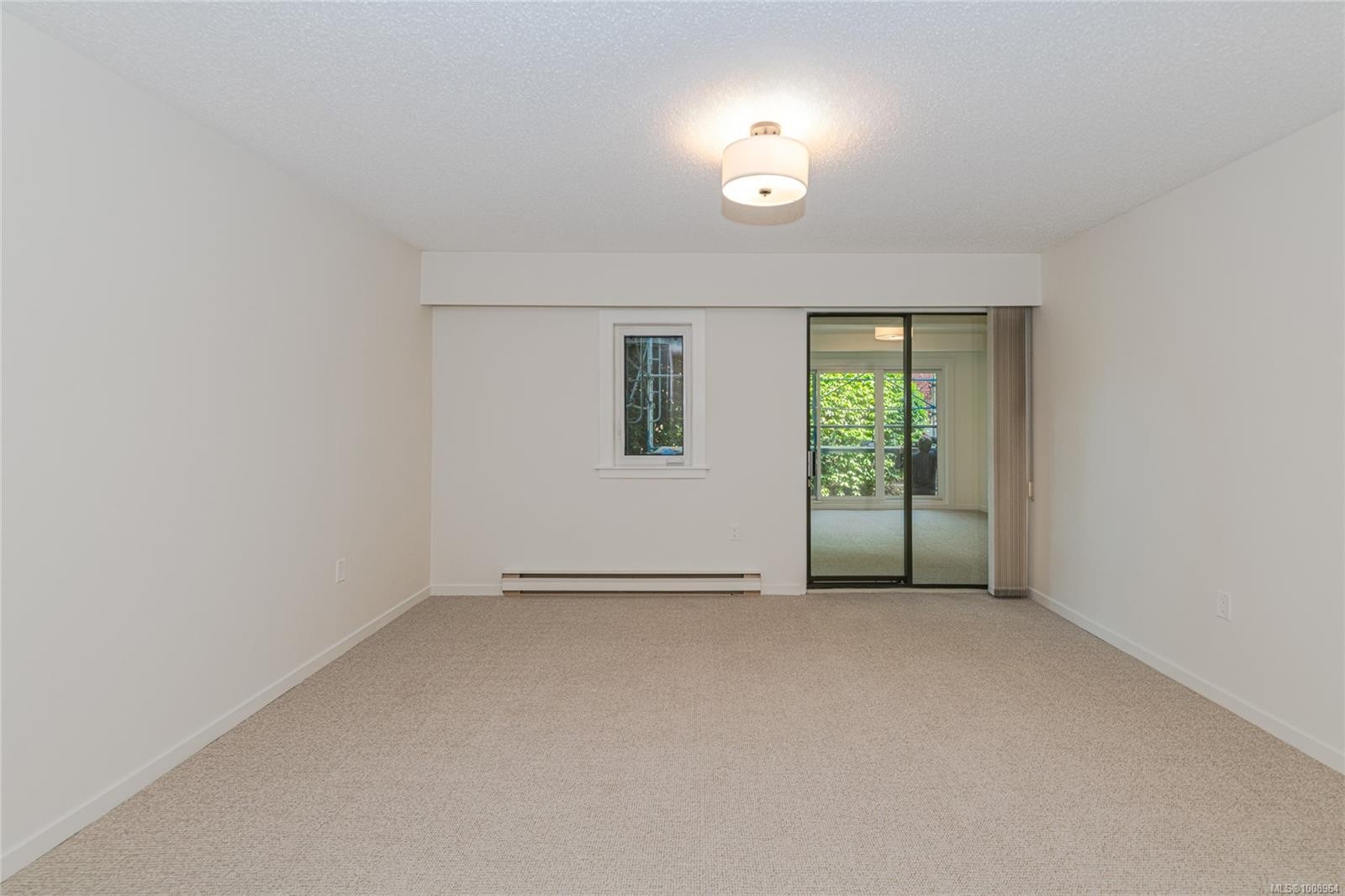 201-1875 Lansdowne Rd, Saanich, BC - Indoor Photo Showing Other Room