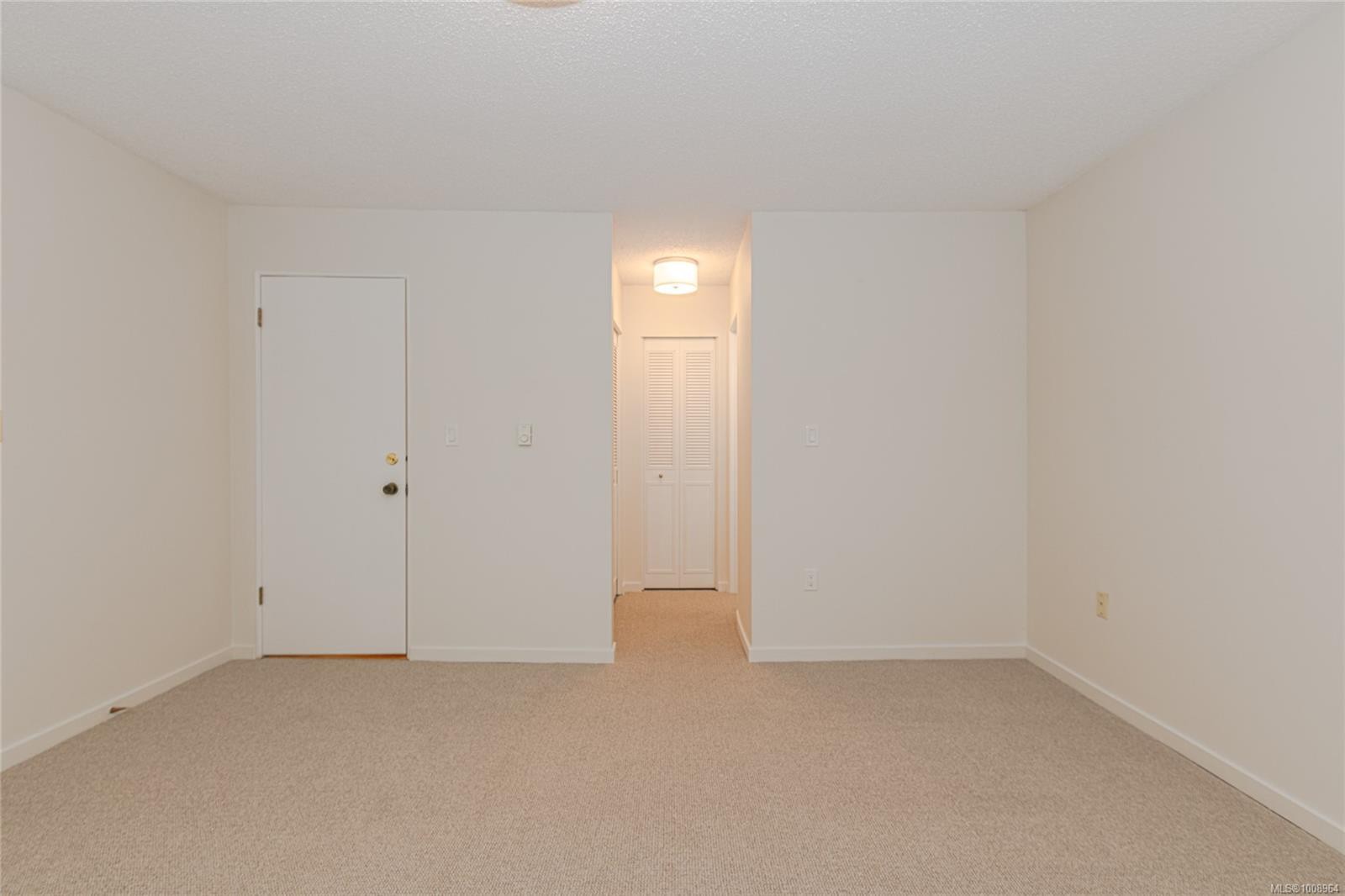 201-1875 Lansdowne Rd, Saanich, BC - Indoor Photo Showing Other Room