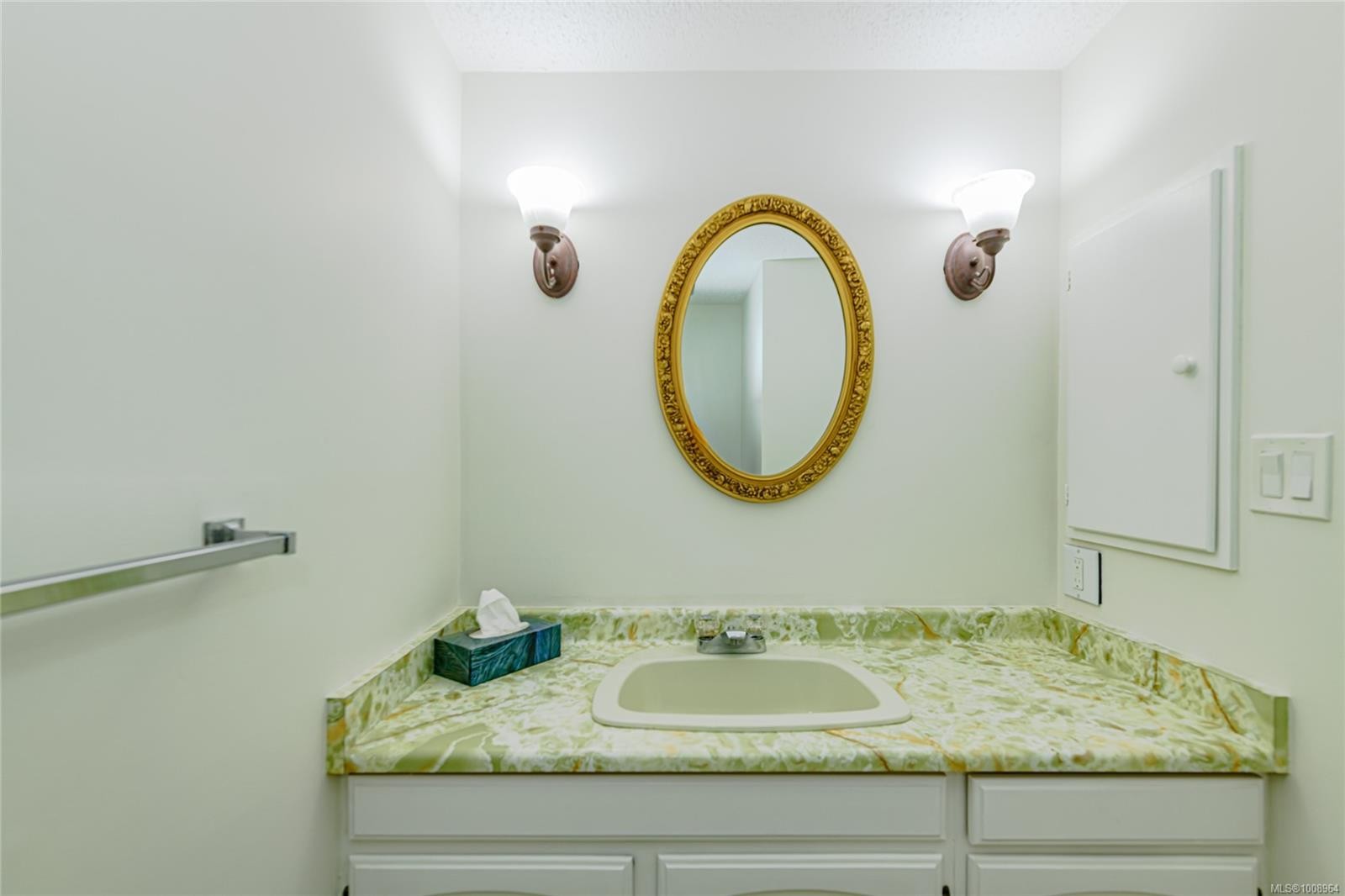 201-1875 Lansdowne Rd, Saanich, BC - Indoor Photo Showing Bathroom