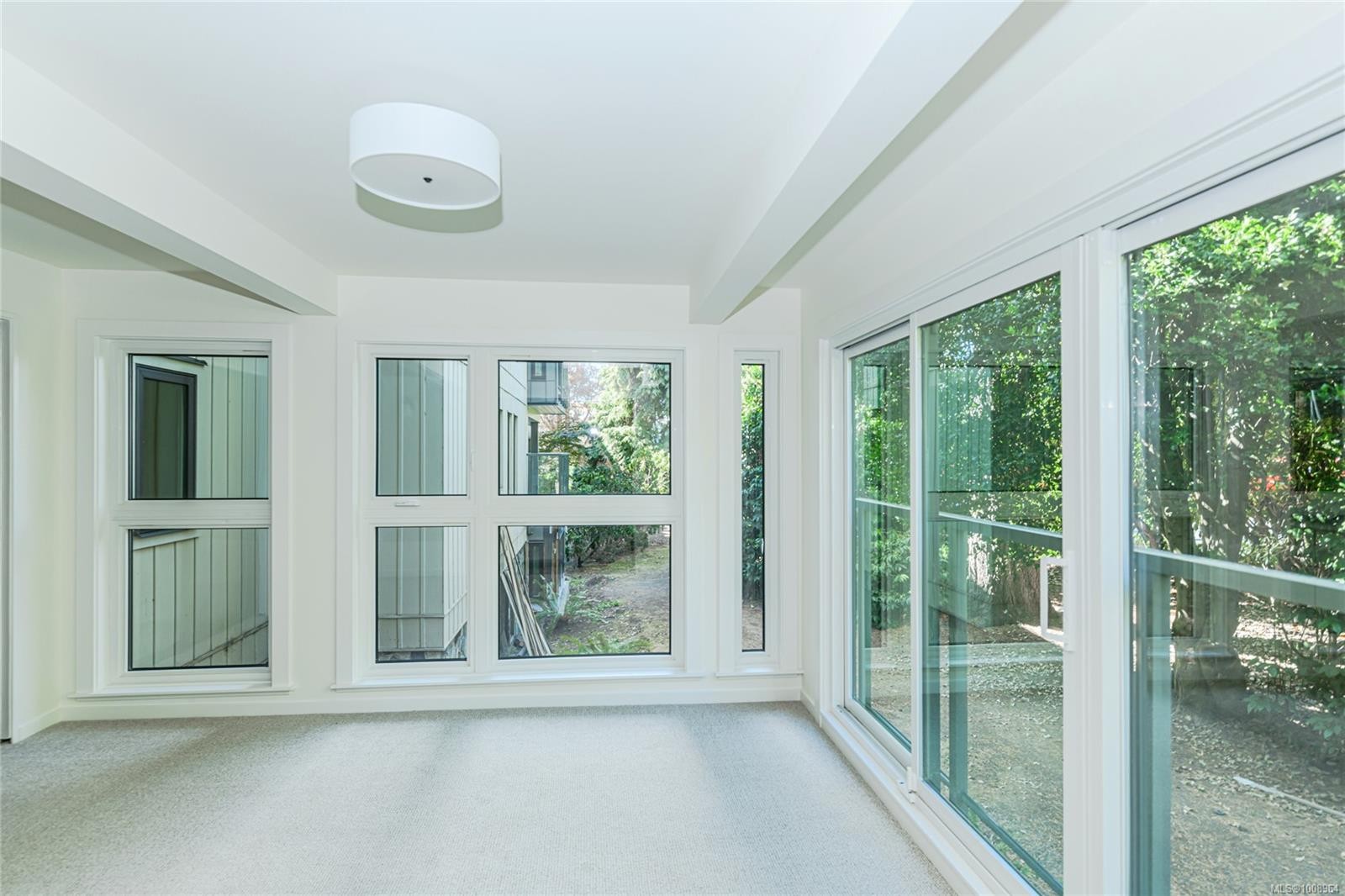 201-1875 Lansdowne Rd, Saanich, BC - Indoor Photo Showing Other Room