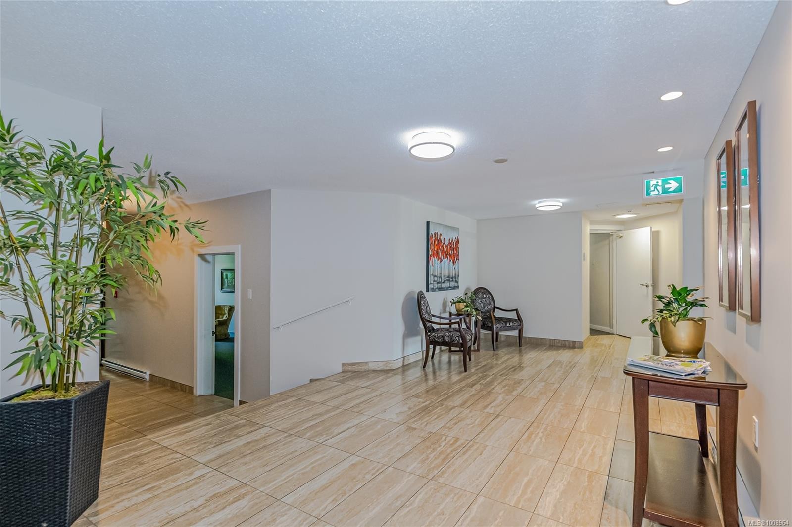 201-1875 Lansdowne Rd, Saanich, BC - Indoor Photo Showing Other Room