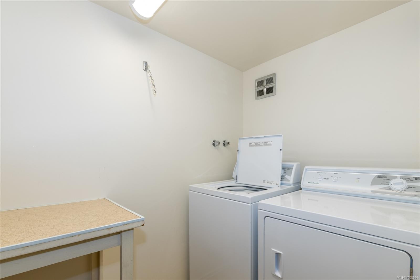 201-1875 Lansdowne Rd, Saanich, BC - Indoor Photo Showing Laundry Room
