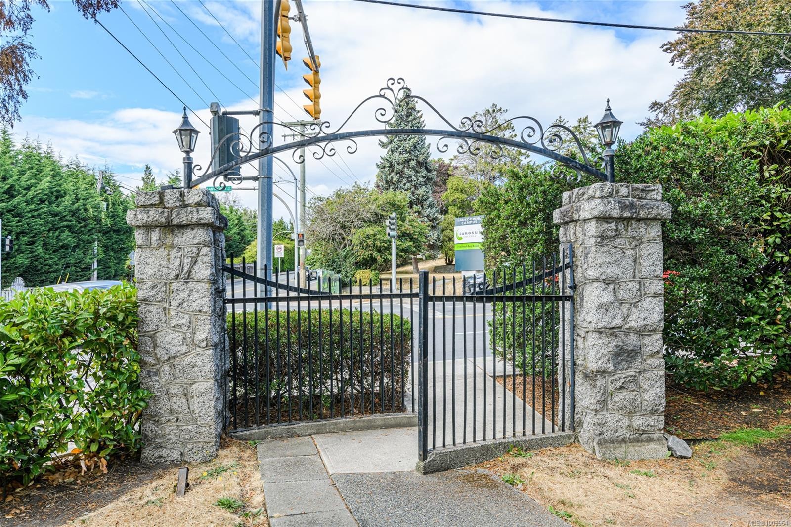 201-1875 Lansdowne Rd, Saanich, BC - Outdoor