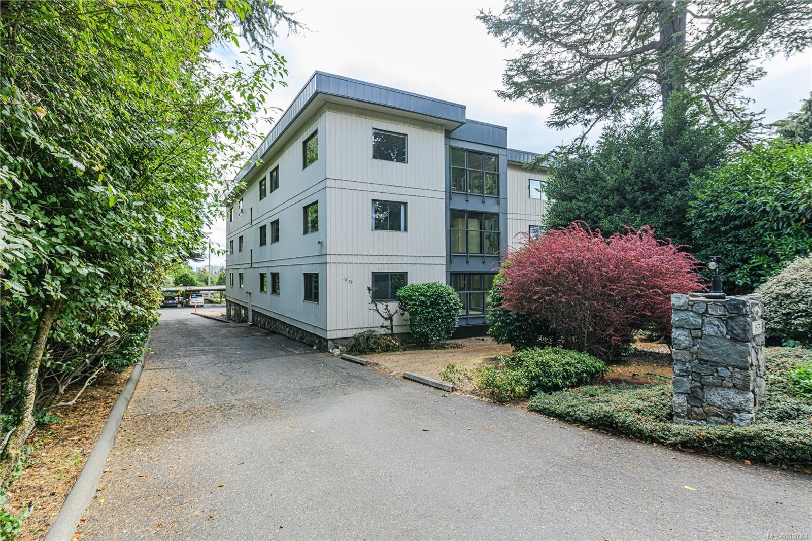 201-1875 Lansdowne Rd, Saanich, BC - Outdoor