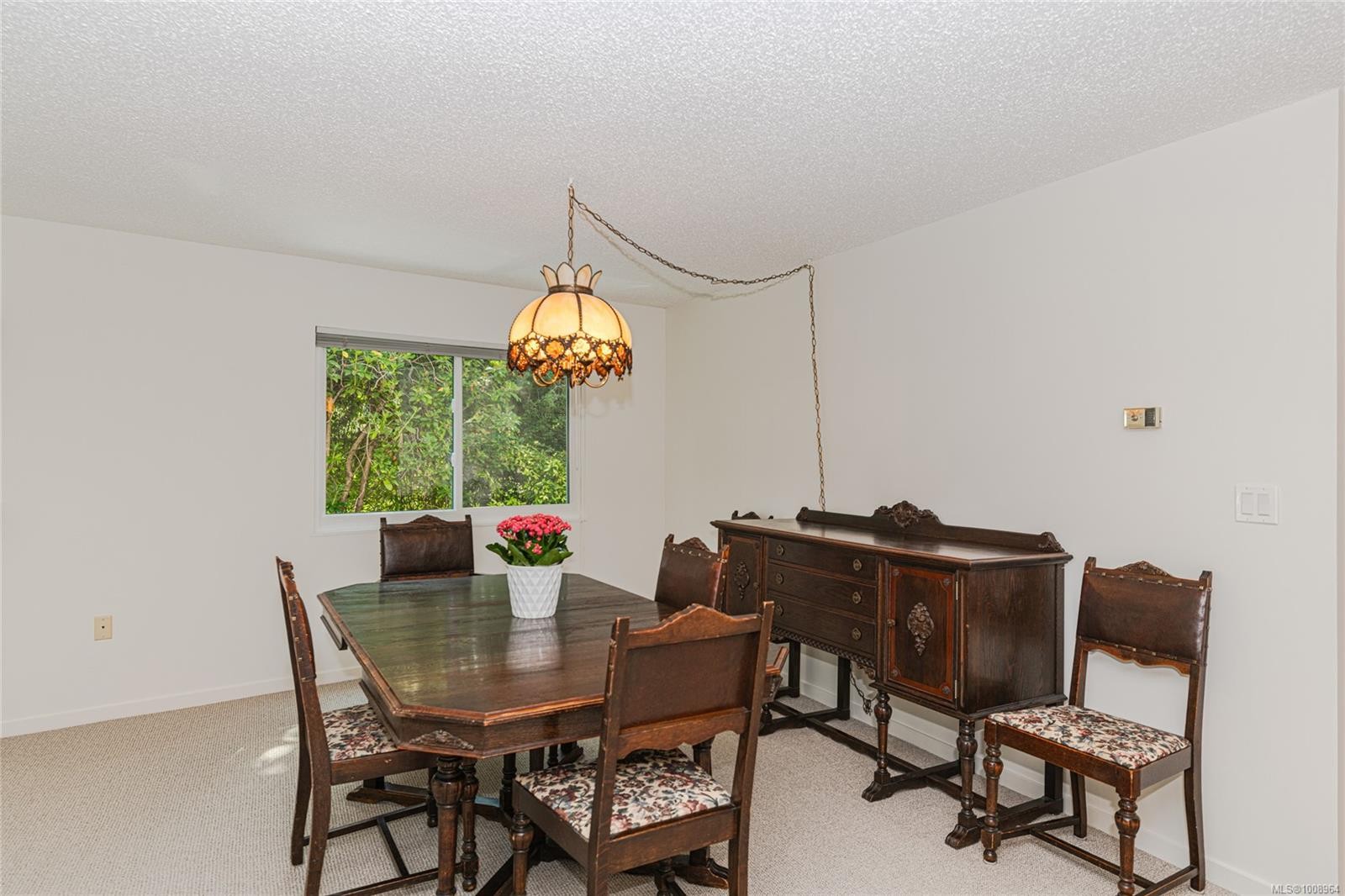 201-1875 Lansdowne Rd, Saanich, BC - Indoor Photo Showing Dining Room