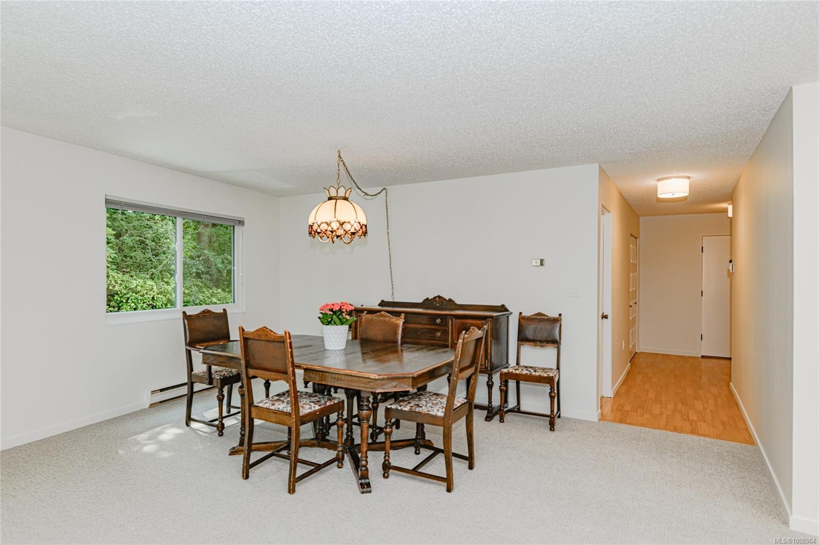201-1875 Lansdowne Rd, Saanich, BC - Indoor Photo Showing Dining Room
