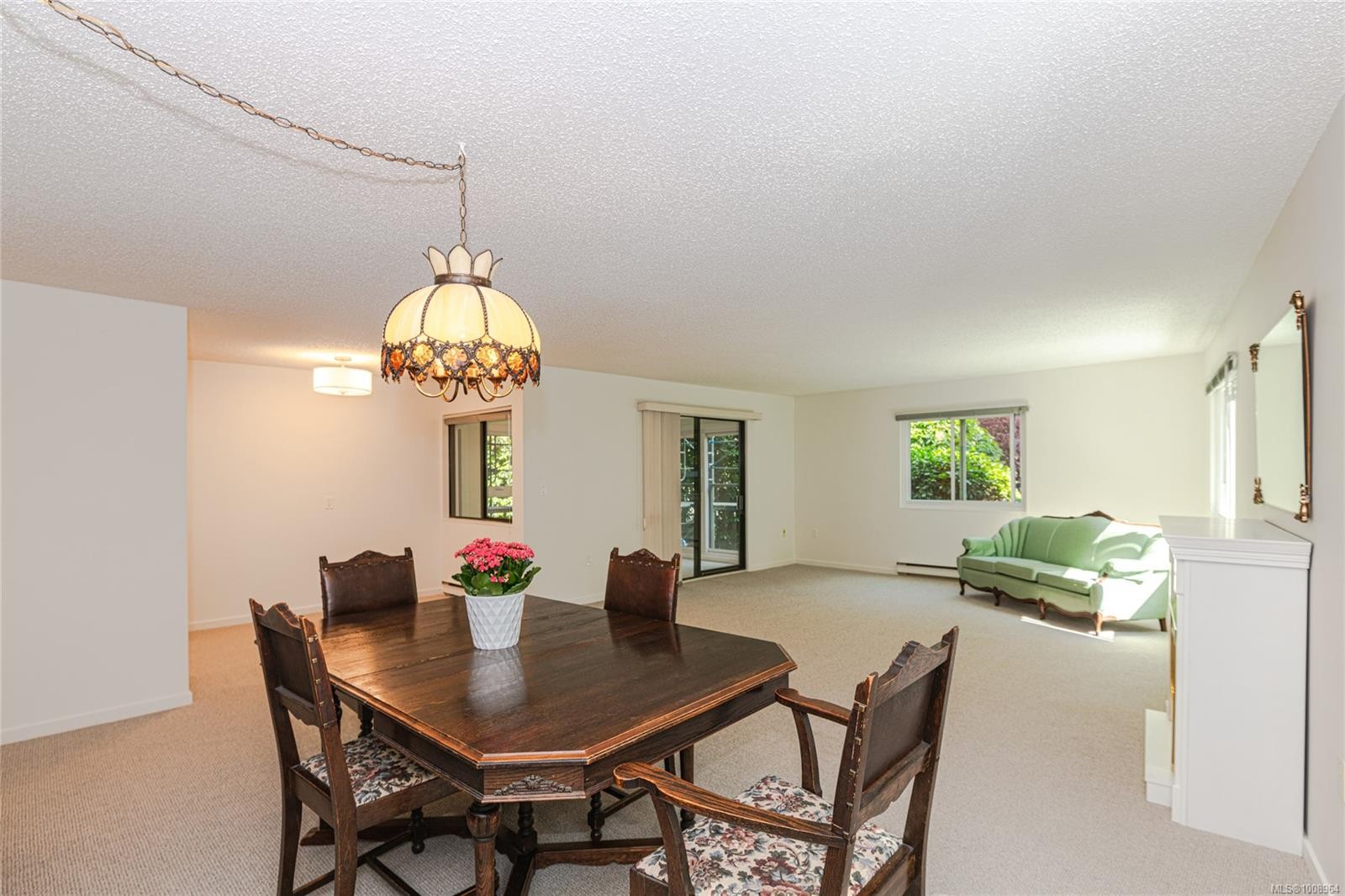 201-1875 Lansdowne Rd, Saanich, BC - Indoor Photo Showing Dining Room