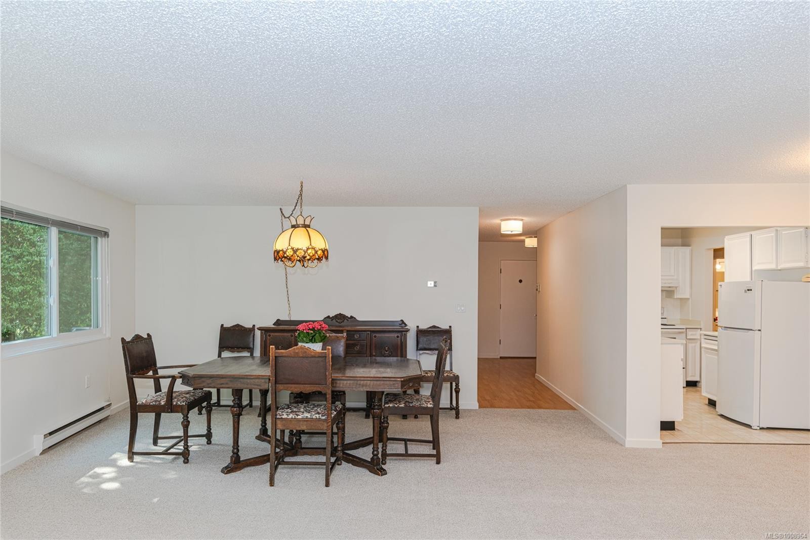 201-1875 Lansdowne Rd, Saanich, BC - Indoor Photo Showing Dining Room