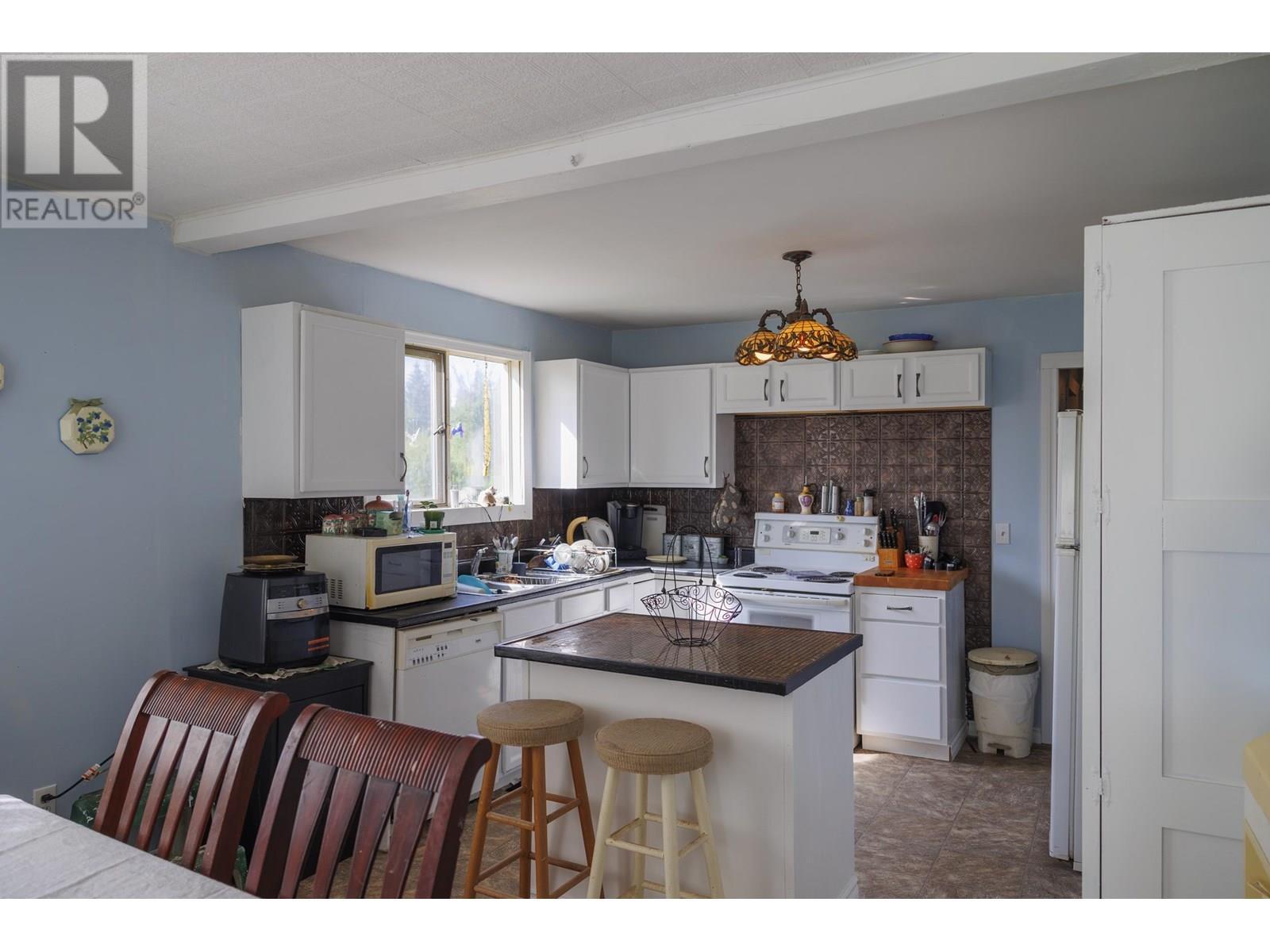 8189 Loos Road, Mcbride, BC - Indoor Photo Showing Kitchen