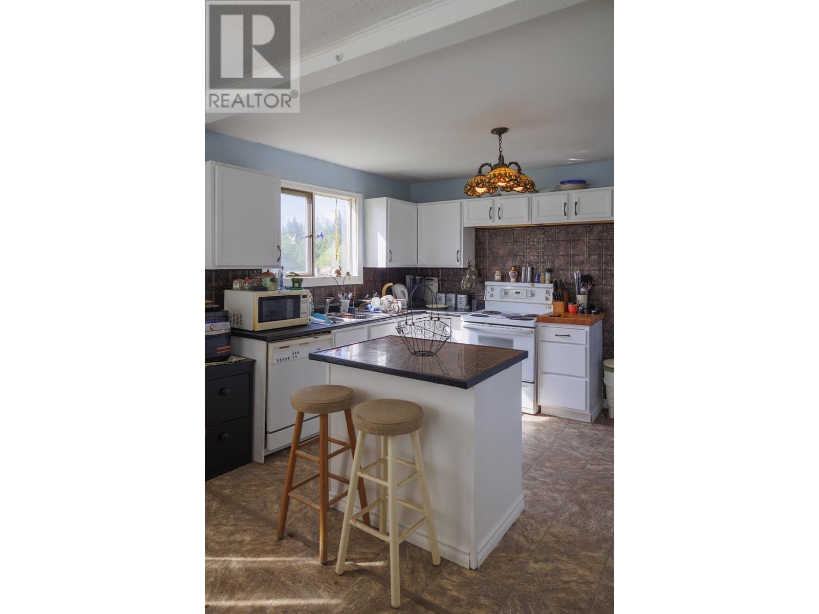 8189 Loos Road, Mcbride, BC - Indoor Photo Showing Kitchen