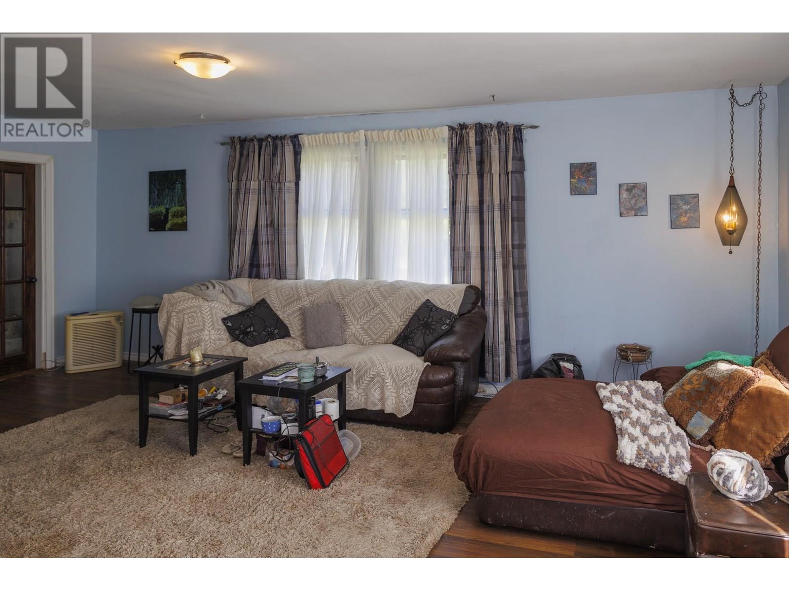 8189 Loos Road, Mcbride, BC - Indoor Photo Showing Living Room