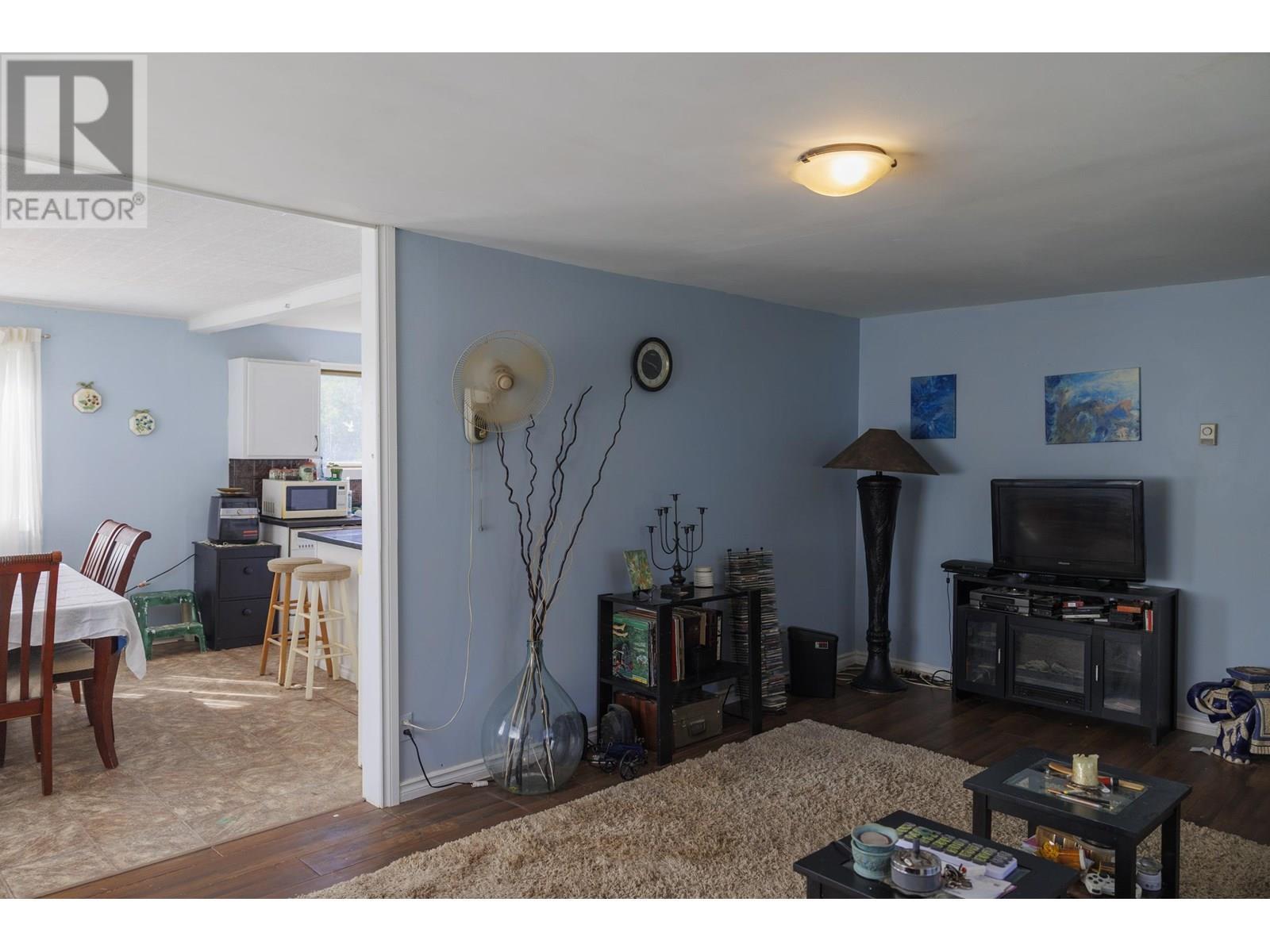 8189 Loos Road, Mcbride, BC - Indoor Photo Showing Living Room