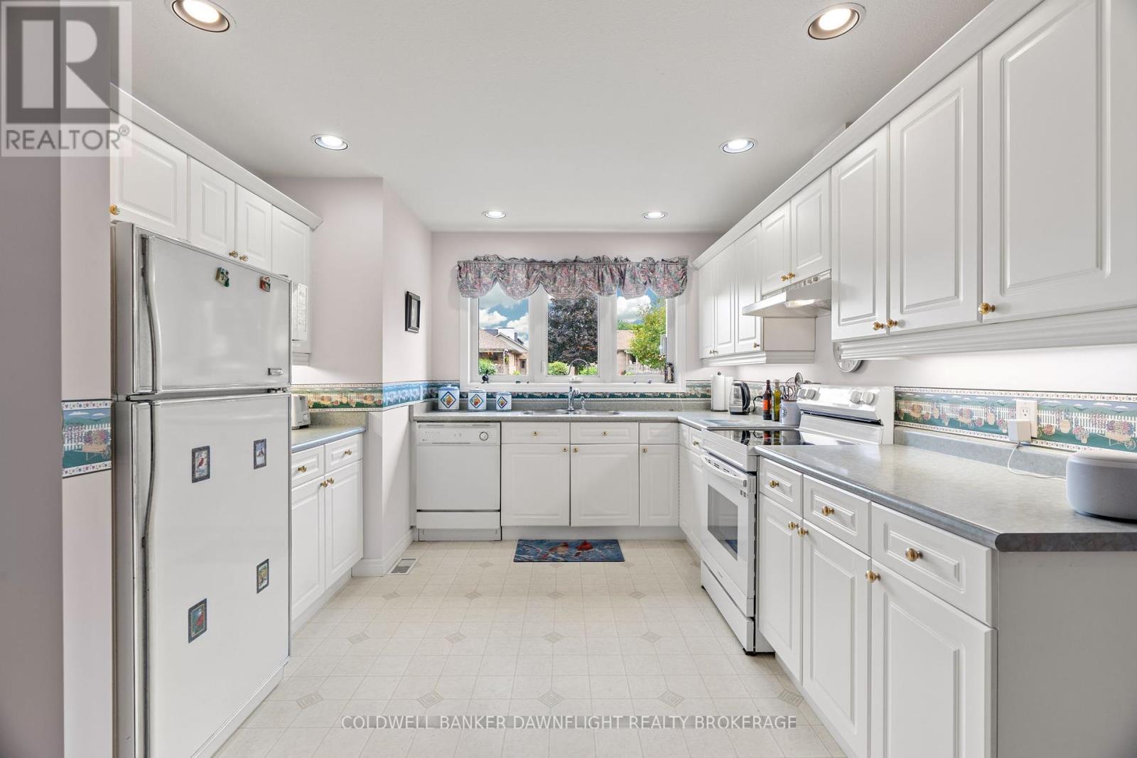 25 Shadow Lane, South Huron (Exeter), ON - Indoor Photo Showing Kitchen